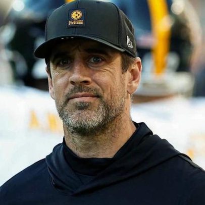 Aaron Rodgers decidido a jogar, mesmo com várias fraturas no pulso esquerdo