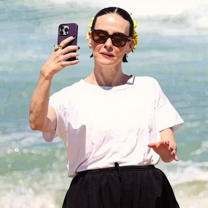 Sarah Paulson curte dia de sol na Copacabana durante passagem pelo Rio