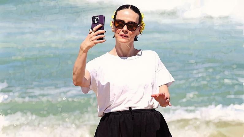 Sarah Paulson na praia de Copacabana — Foto: Dilson Silva/ AgNews