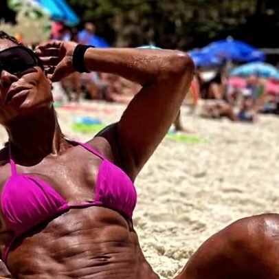 Adriana Bombom exibe corpo definido em dia de praia