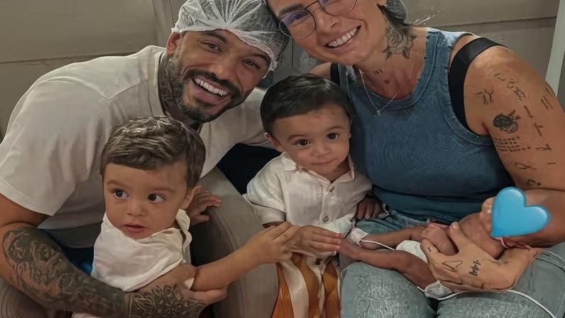 Clara Maia mostra o rostinho do filho prematuro — Foto: Reprodução/ Instagram