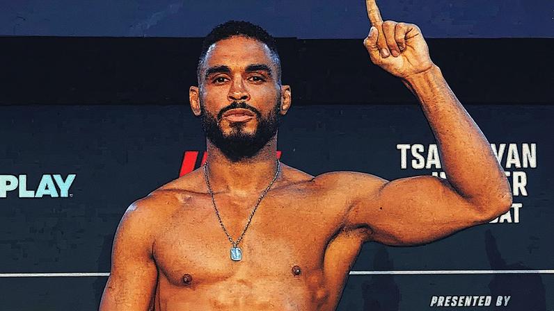Rafael Cerqueira em pesagem do UFC Qatar (Foto: Reprodução/Instagram/UFC Brasil)