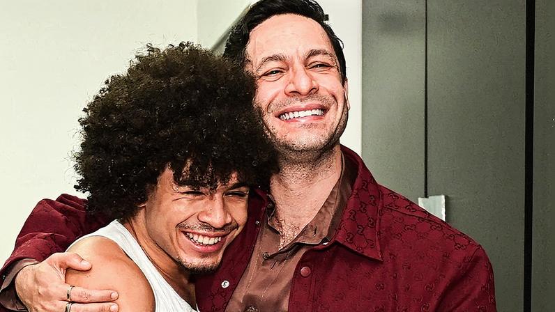 Rainer Cadete prestigia estreia do filho, Pietro, no teatro — Foto: Leo Franco/AgNews