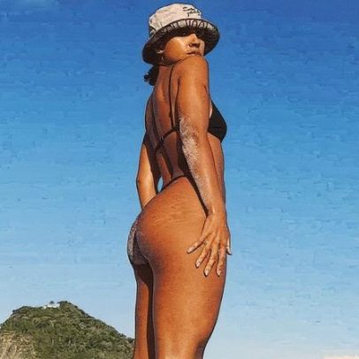 Ramille se prepara para nova novela e curte sol em praia carioca