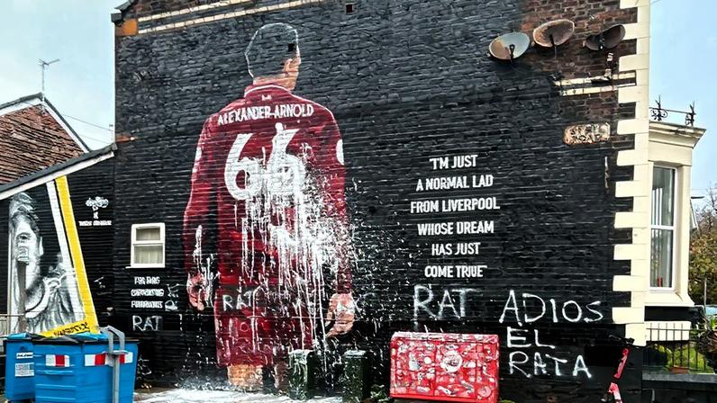 Muro com imagem de Arnold é vandalizado em Liverpool — Foto: Reprodução