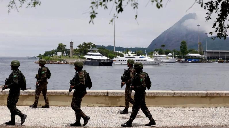 Cartilha: militares do Exército Brasileiro durante a GLO imposta no Rio de Janeiro por ocasião da cúpula do G20. O PT pretende passar a execução dessas operações para guardas nacionais de caráter civil. (Foto: Tânia Rêgo/Agência Brasil)