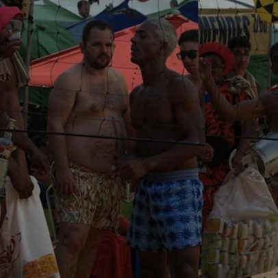 Romário interrompe partida de futevôlei na praia para tomar mate gelado