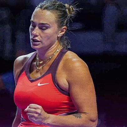 Sabalenka estreia com autoridade e vence Paolini nas Finais