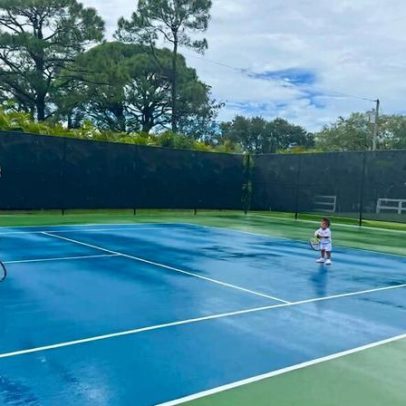 Serena Williams leva a filha mais nova à quadra e ensina os primeiros passos