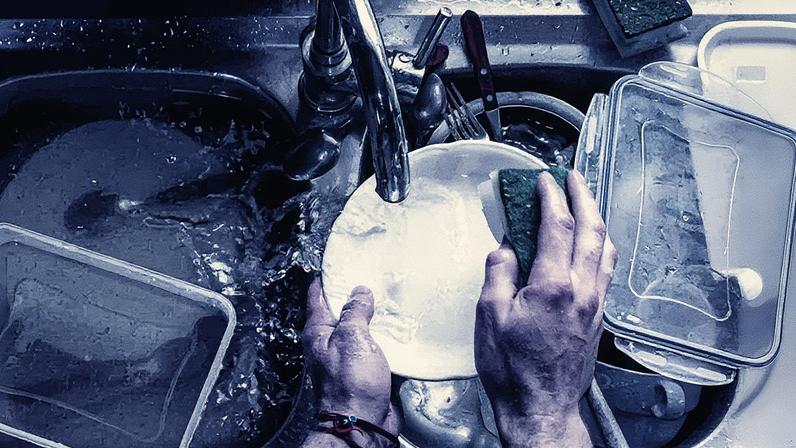 Morar em um apartamento com cozinha pequena não significa renunciar à praticidade de uma lava-louças (Thinkstock/ claudiodoenitzperez)