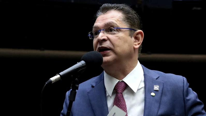 Estratégia: Sóstenes Cavalcante, em discurso no plenário da Câmara. O líder do PL na Casa diz que a reação a Moraes deve iniciar com denúncias em todas as embaixadas de Brasília. (Foto: Bruno Spada/Câmara dos Deputados)