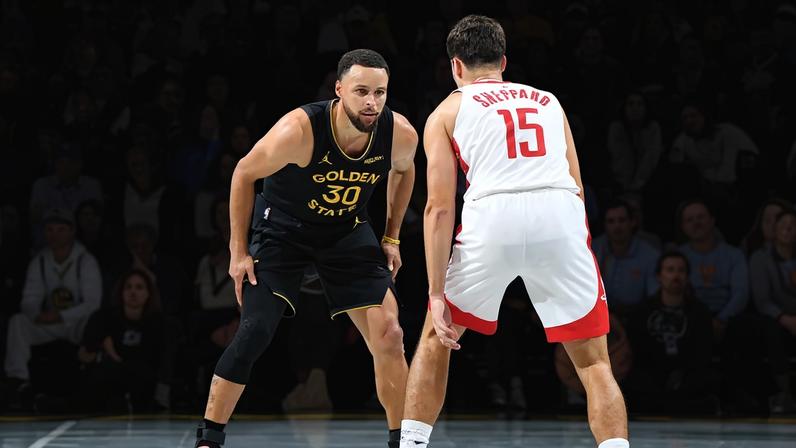 Stephen Curry, do Golden State Warriors, em ação contra o Houston Rockets na NBA (Foto: Noah Graham/NBAE via Getty Images/AFP)