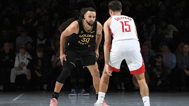 Stephen Curry, do Golden State Warriors, em ação contra o Houston Rockets na NBA (Foto: Noah Graham/NBAE via Getty Images/AFP)
