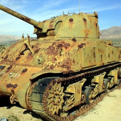 Exército dos EUA usa tanques de madeira compensada em exercício no Havaí