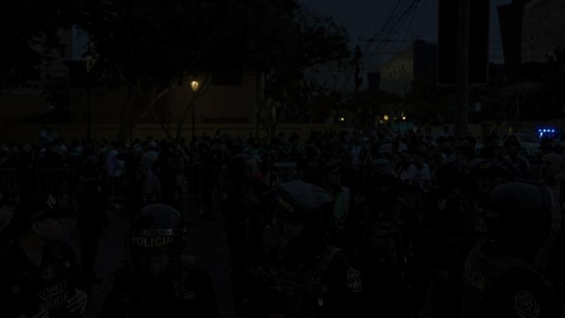 Policiais presentes em reunião de torcedores do Palmeiras em Lima, no Peru, na semana da final da Libertadores contra o Flamengo (Foto: Vitor Palhares / Lance!)