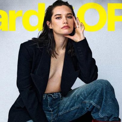 Ella Bleu Travolta aparece na capa da HardCopy Magazine usando blazer sem sutiã