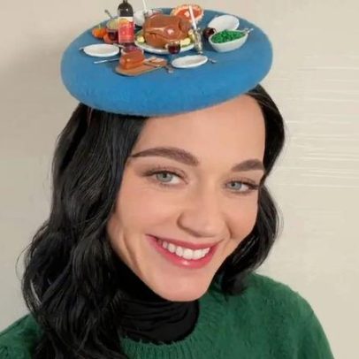 Katy Perry usa refeição completa de Ação de Graças na boina