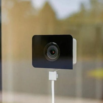 Nova câmera de segurança da Wyze vigia o quintal de dentro de casa