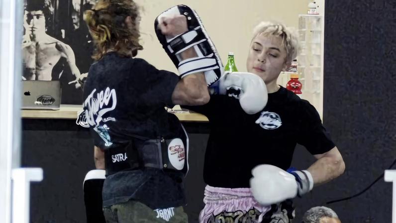 Caçula de Jolie e Pitt em aula de luta: socos e chutes