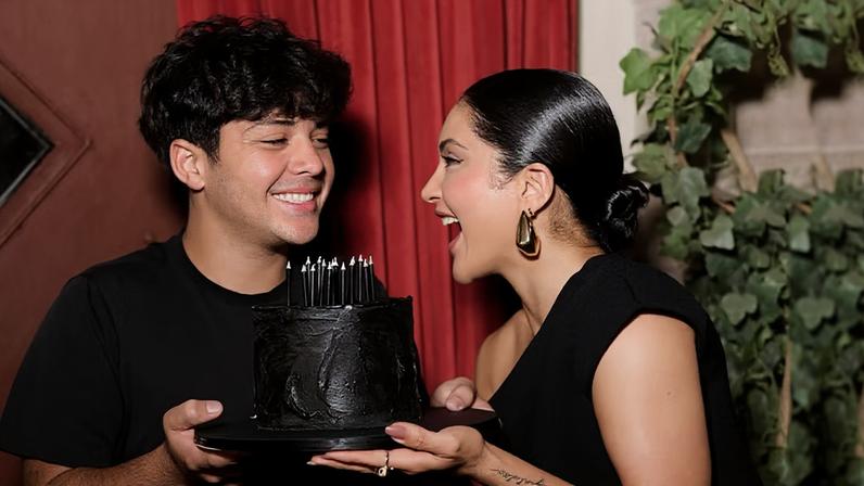 Yudhy comemora os 15 anos com a mãe, Mileide Mihaile — Foto: Divulgação