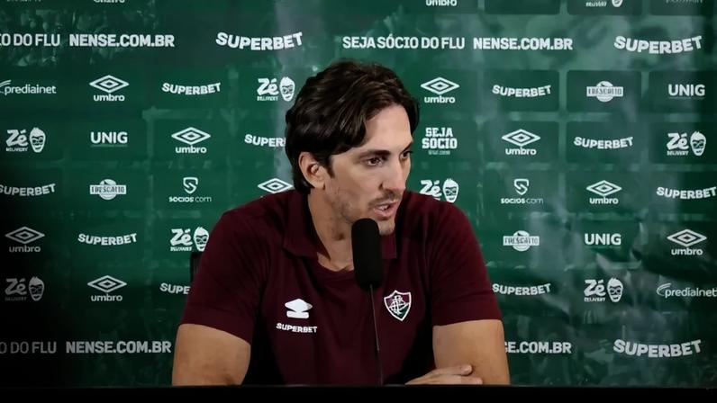 Zubeldía em coletiva após a vitória do Fluminense; (Foto: Marcelo Gonçalves/FFC)