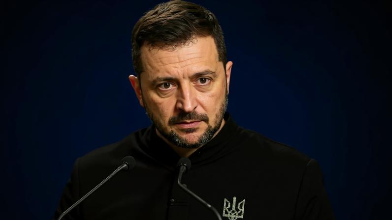 Os presidentes Volodymyr Zelensky (Ucrânia) e Donald Trump (Estados Unidos). Fotos: Attila KISBENEDEK e CHARLY TRIBALLEAU / AFP