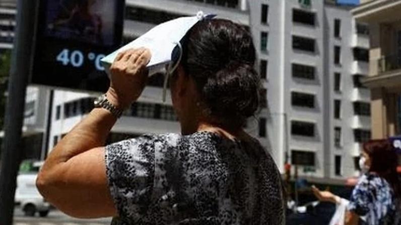 Calor de 40ºC em Porto Alegre, capital do Rio Grande do Sul. Foto: SILVIO AVILA / AFP