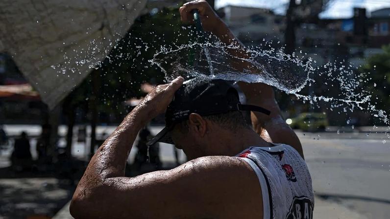 Cariocas tentam aliviar o calor extremo registrado no Rio de Janeiro nesta segunda-feira, 17 de fevereiro de 2025.