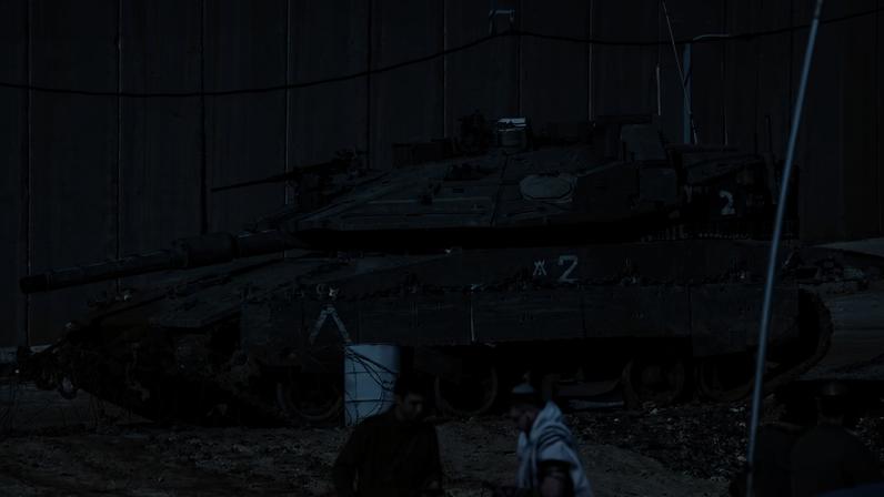 Soldados israelenses em um tanque na fronteira com o Líbano. Foto: Jalaa MAREY / AFP