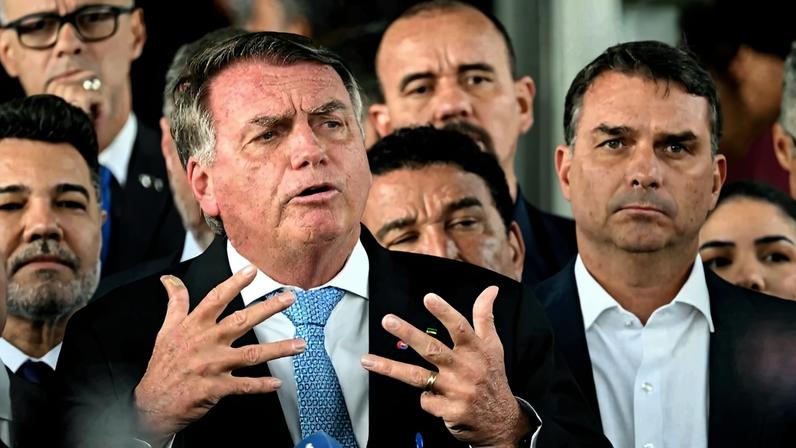 O ex-presidente Jair Bolsonaro e o senador Flávio Bolsonaro. Foto: Sergio Lima/AFP