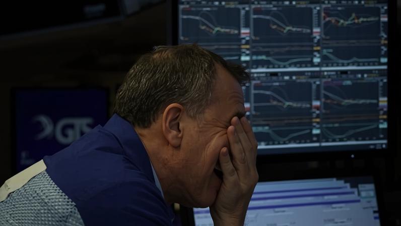 Um trader trabalha no pregão da Bolsa de Valores de Nova York (NYSE) na cidade de Nova York, em abril de 2025, após tarifaço de Trump. Foto: Timothy A. CLARY / AFP