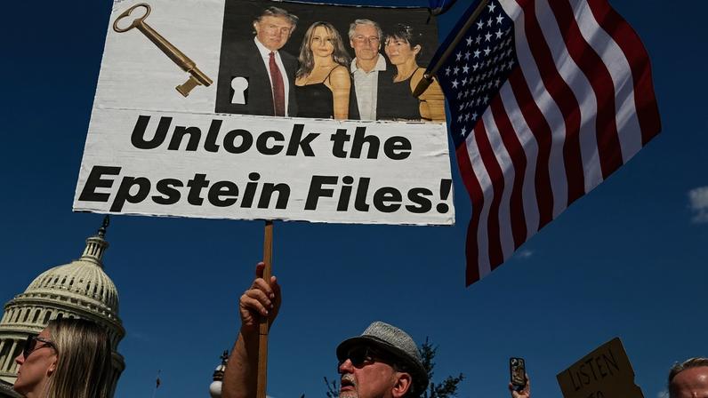 Protestos nos EUA pedem a liberação de todos os documentos do caso Epstein. O fantasma do financista assombra Trump.
