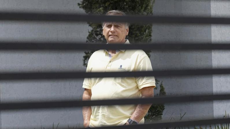 Bolsonaro na residência de luxo onde cumpre prisão domiciliar, em Brasília – Foto: Sergio Lima / AFP