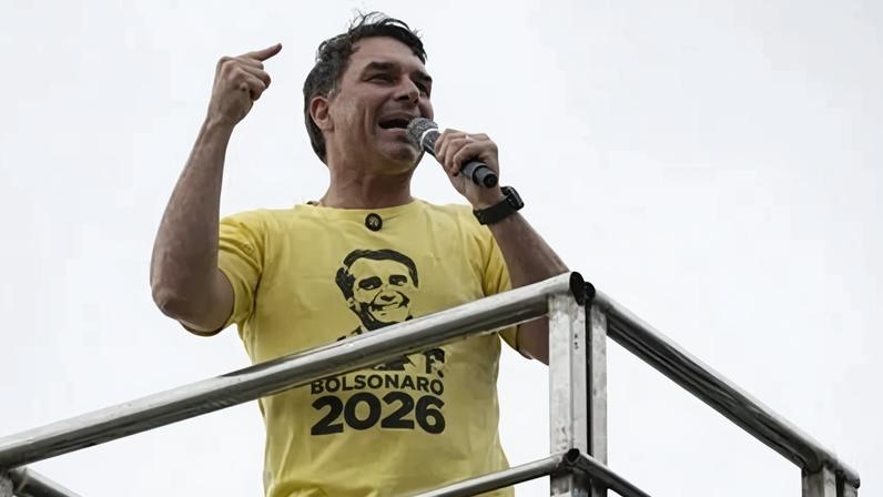 Moraes autoriza que Flávio e Michelle visitem Bolsonaro na PF