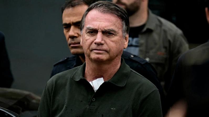 O ex-presidente Jair Bolsonaro (PL) após sair do hospital DF Star, em Brasília. Foto: Pablo Porciuncula/AFP