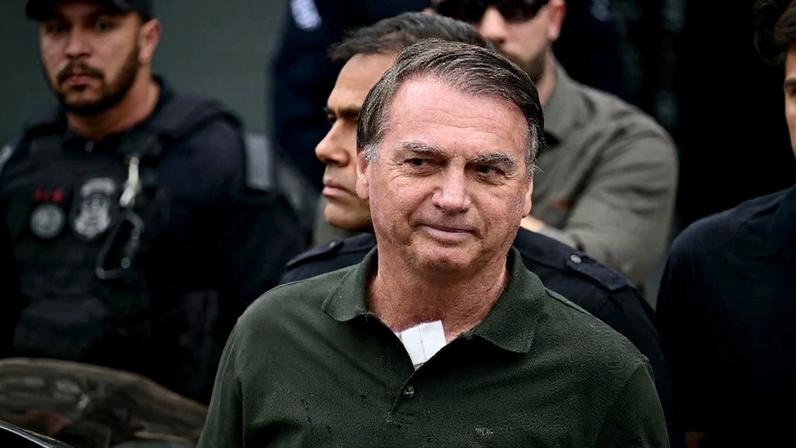 O ex-presidente Jair Bolsonaro (PL) após sair do hospital DF Star, em Brasília. Foto: Pablo Porciuncula/AFP