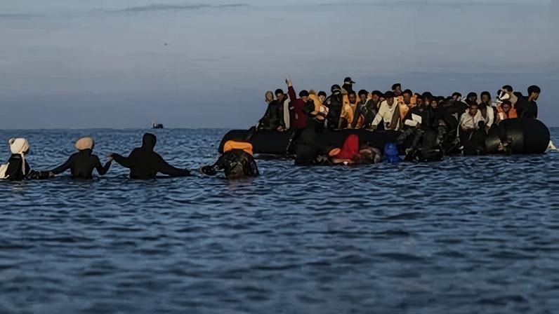 Migrantes se arriscam para tentar entrar na Europa via Canal da Mancha. Pelo menos 400 foram resgatados em um final de semana. Quatro morreram durante a travessia. Foto: Sameer Al-DOUMY / AFP
