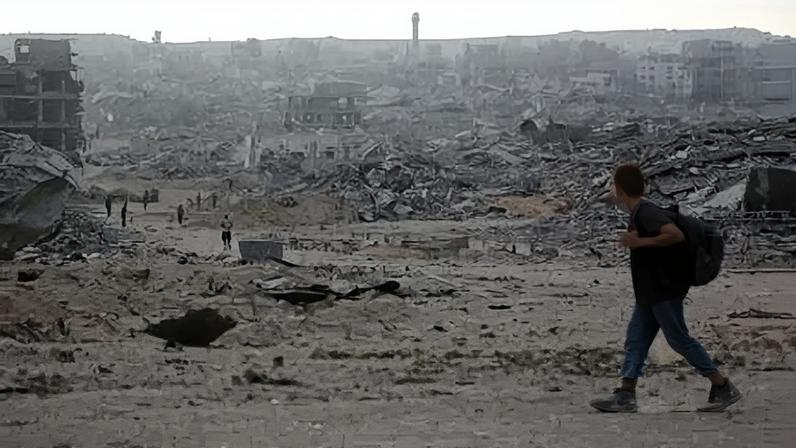 Palestinos retornam para um local tomado por escombros – Foto: Bashar Taleb/AFP
