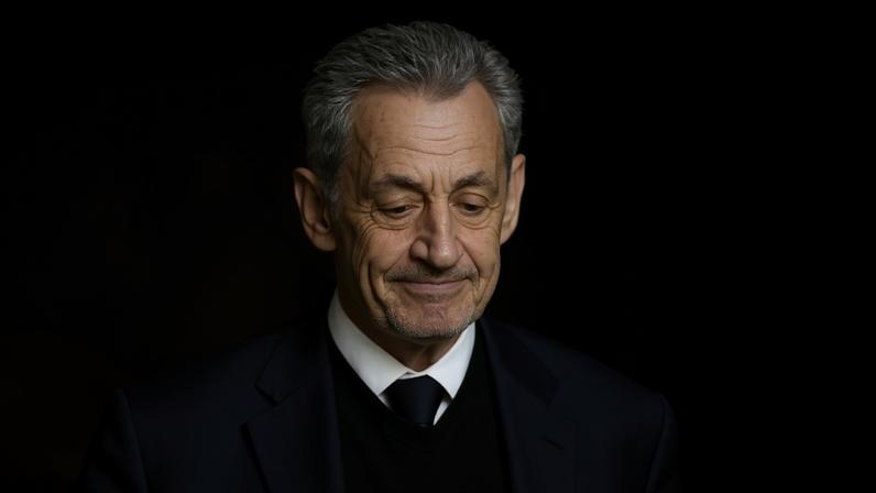Nicolas Sarkozy a caminho da prisão em Paris, onde cumprirá ao menos parte da sua pena de 5 anos de prisão por associação ilícita ao regime de Kadafi na Líbia. Foto: JULIEN DE ROSA / AFP