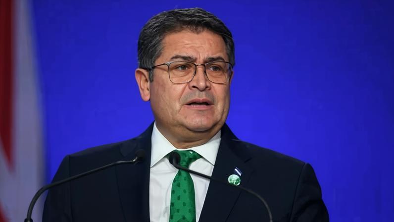 Juan Orlando Hernández, ex-presidente de Honduras condenado por tráfico de drogas e perdoado por Trump. Foto: ANDY BUCHANAN / AFP