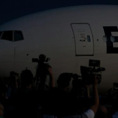 Voo vindo dos EUA chega à Venezuela com 172 imigrantes em meio a isolamento