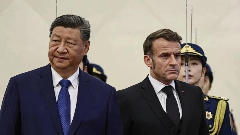 Na China, Macron pediu que Xi Jinping se envolva na busca pela paz na Ucrânia. Foto: Sarah Meyssonnier / POOL / AFP