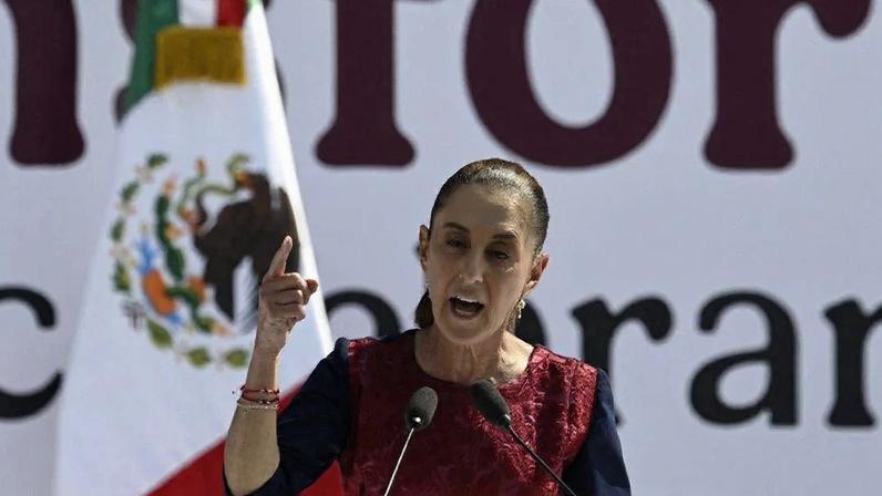 Claudia Sheinbaum, presidenta do México, argumenta que aumento de tarifas contra diversos países visa fortalecer a indústria nacional. Foto: Alfredo ESTRELLA / AFP