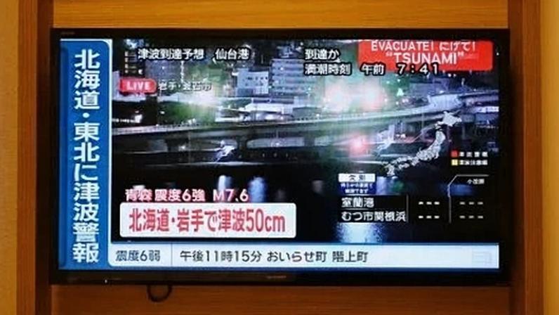 Um alerta de tsunami é exibido ao vivo em uma tela de televisão em Sapporo, na província de Hokkaido, no norte do Japão, em 9 de dezembro de 2025. Foto: GREG BAKER / AFP