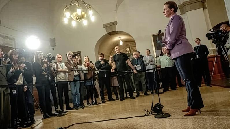A primeira-ministra da Dinamarca, Mette Frederiksen, posa na porta de um edifício após a sessão de perguntas no Parlamento em Christiansborg, Copenhague, em 9 de dezembro de 2025. Foto: Mads Claus Rasmussen / Ritzau Scanpix / AFP