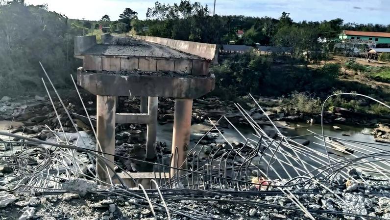 Esta foto divulgada pela Agence Kampuchea Press (AKP) em 13 de dezembro de 2025 mostra uma ponte danificada após ataques militares tailandeses na província de Pursat, em meio a confrontos ao longo da fronteira entre Camboja e Tailândia. Foto: AKP / Agence Kampuchea Press (AKP) / AFP