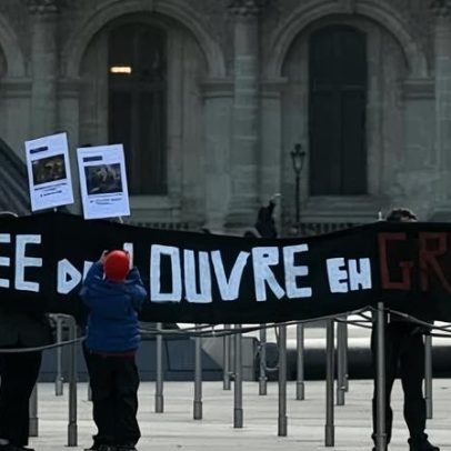 Greve leva ao fechamento do Louvre