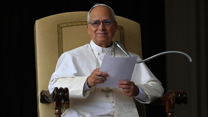 O papa Leão XIV afastou Timothy Dolan, uma figura conhecida da ala conservadora da Igreja, em favor de Rolan Hicks, um jovem bispo sensível às questões sociais Foto: Andreas SOLARO / AFP