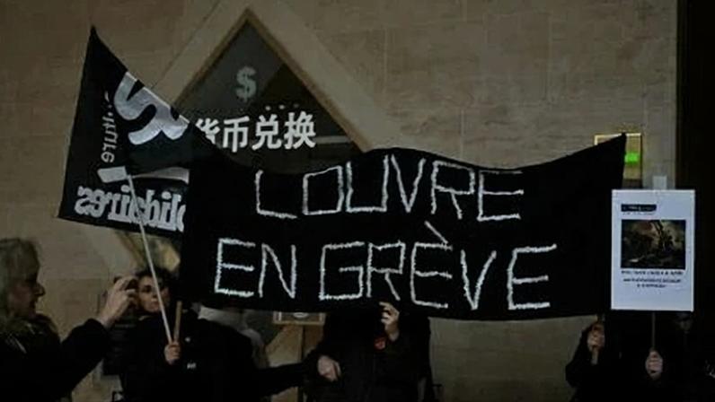 Os trabalhadores do Louvre protestam por melhores condições de trabalho – Foto: Blanca Cruz/AFP