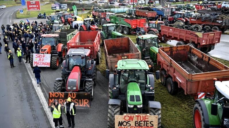 Agricultores franceses protestam contra o acordo da União Europeia com o Mercosul. Foto: JEAN-FRANCOIS MONIER / AFP